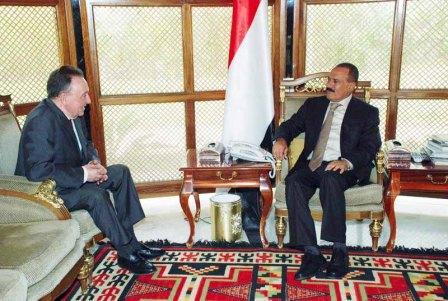 رئيس الجمهورية أثناء لقائه أمس السفير الفرنسي